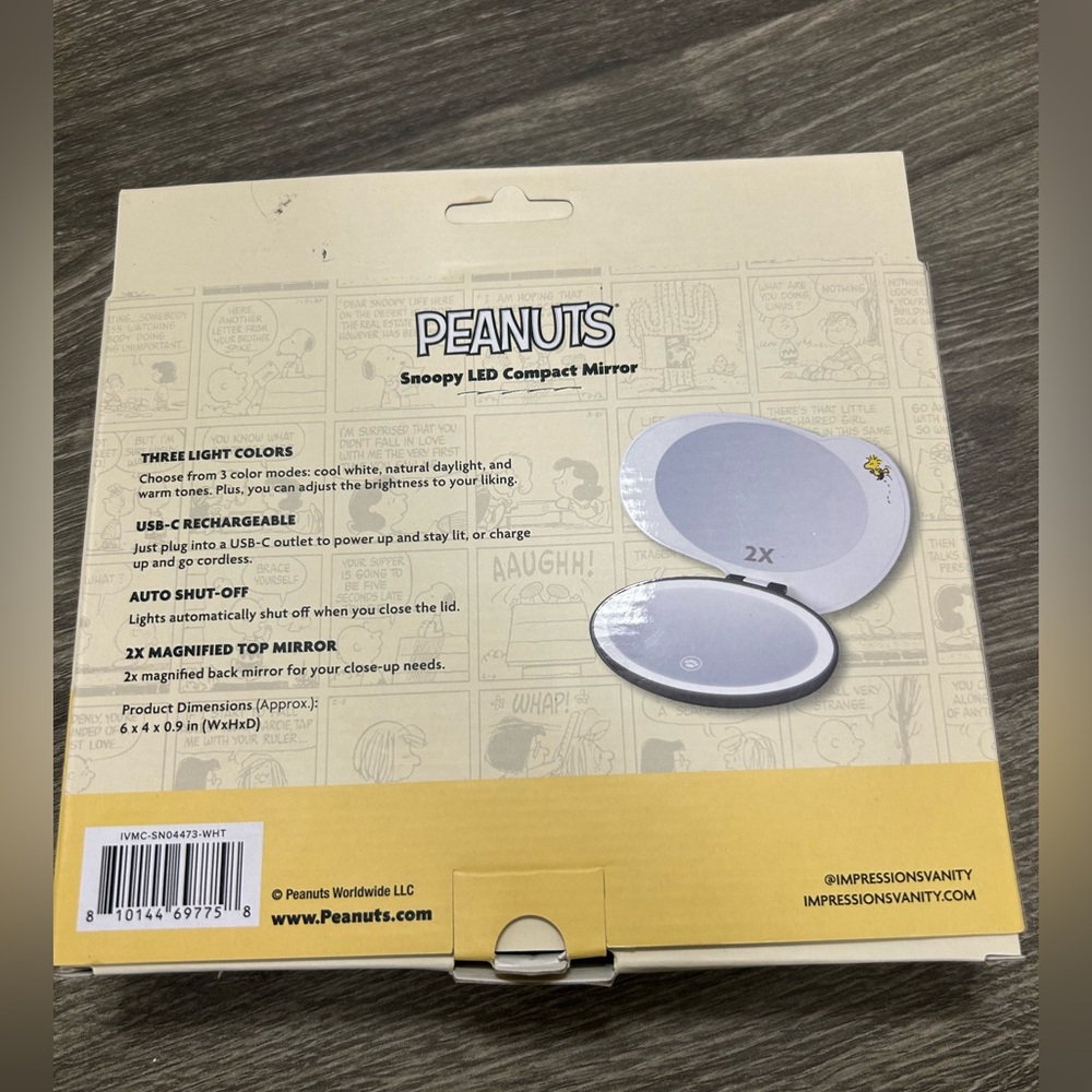 Snoopy LED Compact Mirror. . 2x Magnified Top Mirror. NEW - Picture 3 of 4